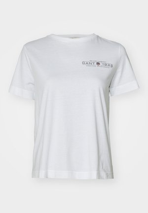 T-shirt en coton blanc à manches courtes, col rond, avec un logo imprimé en marine et rouge arborant "GANT 1949" sur la poitrine gauche.