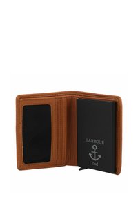 Bruine leren portemonnee met een gladde textuur, voorzien van een zwarte kaarthouder aan de binnenkant die "HARBOUR" en een ankerlogo toont.