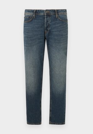 Jean denim bleu coupe droite, effet délavé, cinq poches et coutures contrastantes. Conçu avec une fermeture à bouton et des passants pour ceinture.