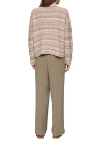 Gebreide trui met pastelstrepen in roze, groen en beige. Heeft een losse pasvorm en een geribde zoom, gecombineerd met beige wijde broeken.