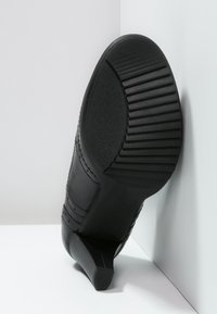 Pier One Zapatos de salón con cordones - black