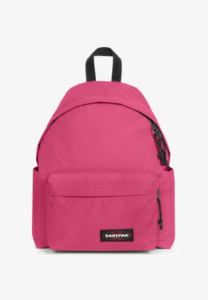 Różowy plecak z wytrzymałej tkaniny, wyposażony w główną komorę, przednią kieszeń na suwak, górny uchwyt do przenoszenia oraz regulowane paski na ramiona.