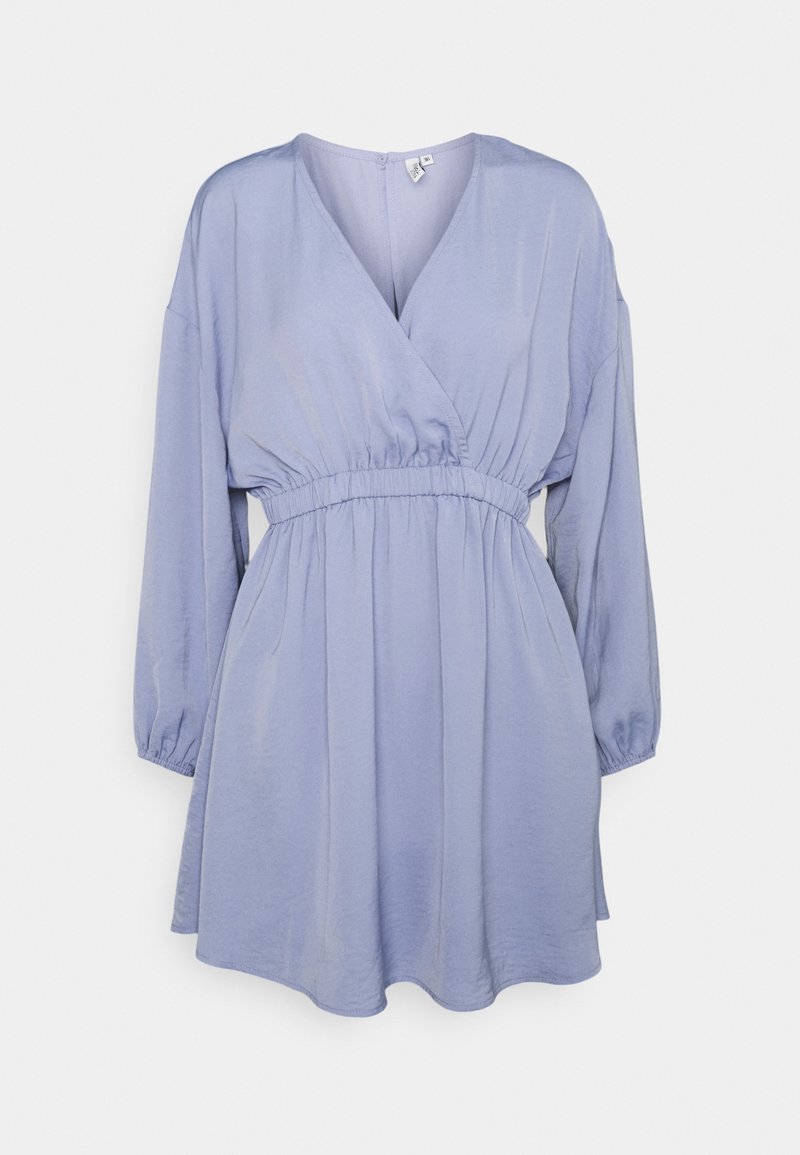 Robe longue à manches longues violet clair avec col en V, taille élastique et jupe ample sur fond blanc uni.