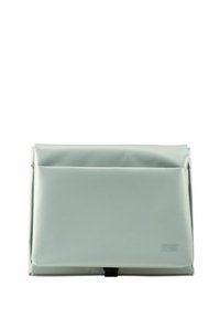 Bolso para portátil rectangular y gris, hecho de material suave y resistente al agua, con un bolsillo frontal y un cierre de clip negro. Logo de Jost presente.
