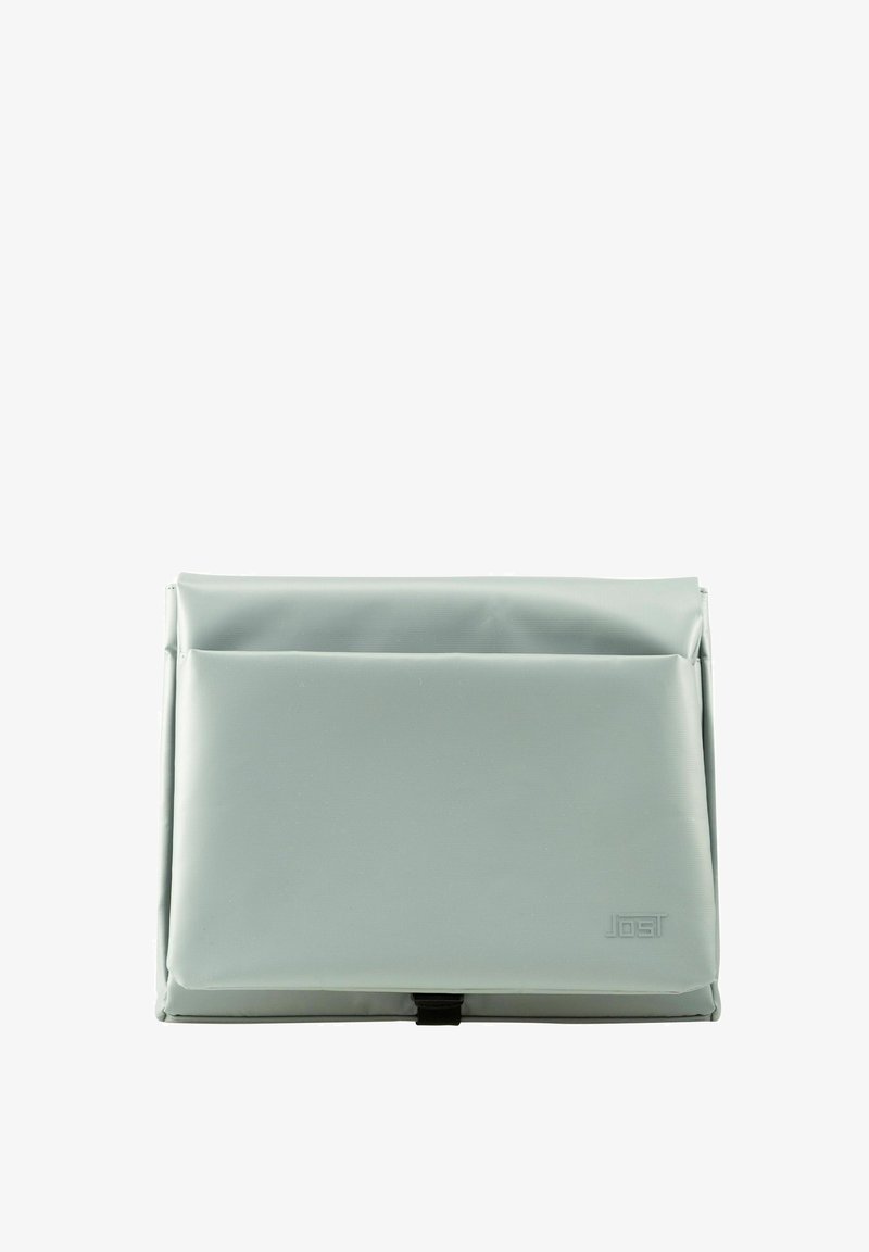 Bolso para portátil rectangular y gris, hecho de material suave y resistente al agua, con un bolsillo frontal y un cierre de clip negro. Logo de Jost presente.