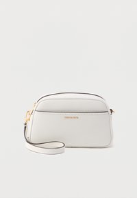 Valkoinen nahkainen crossbody-laukku, jossa on kaareva muoto, kullanväriset metalliosat ja irrotettava olkahihna. Laukussa on vetoketjutasku ja kohokuvioitu merkkilogo.