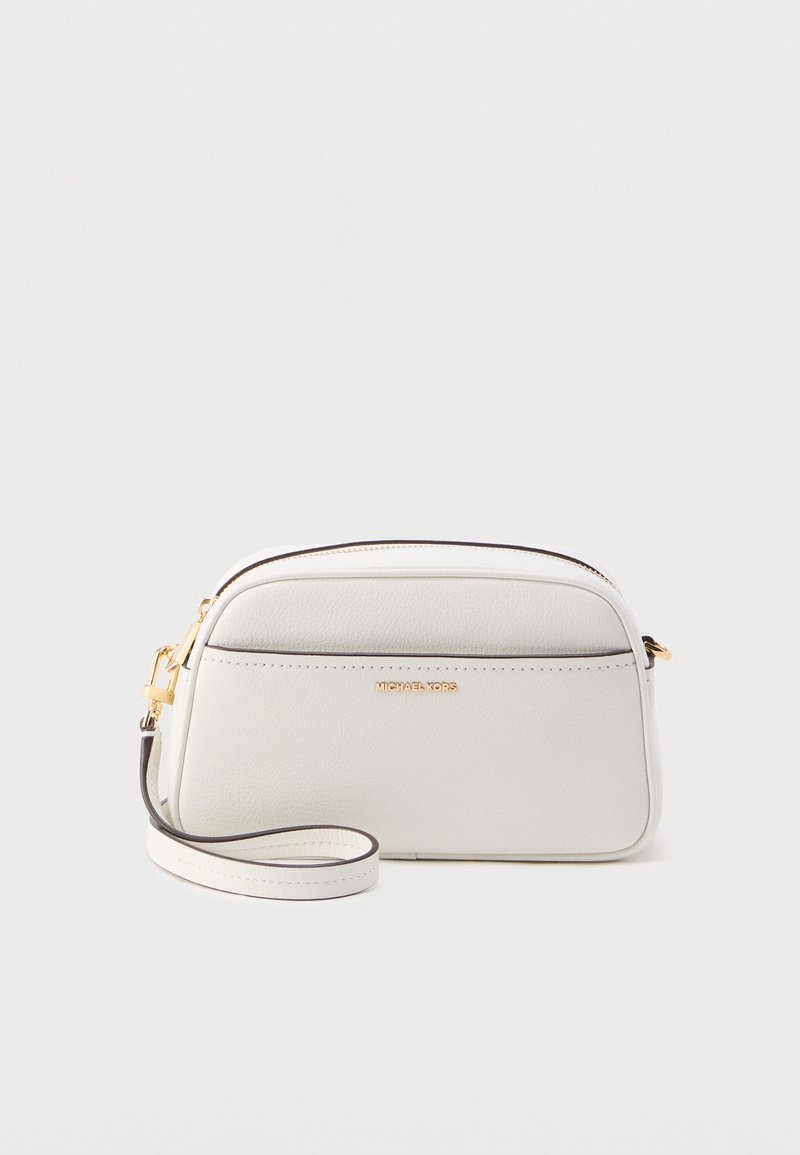 Valkoinen nahkainen crossbody-laukku, jossa on kaareva muoto, kullanväriset metalliosat ja irrotettava olkahihna. Laukussa on vetoketjutasku ja kohokuvioitu merkkilogo.