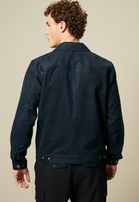 Next COLLARED TRUCKER - REGULAR FIT - Imitatieleren jas - navy