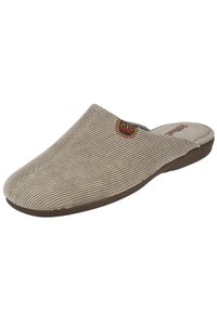 Zapatilla tipo mule en terciopelo beige con punta redonda suave, suela de goma de bajo perfil y un parche de logo cosido en el lateral.
