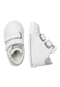Scarpe bianche per bambini con due cinturini in Velcro, in pelle liscia, punta arrotondata, dettagli grigi e suola testurizzata.
