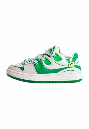 Sneaker verde e bianco con punta in suede, lacci decorativi, un'icona di faccina sorridente e una spessa suola in gomma. Logo Barrow di lato.