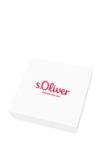 Caja de regalo rectangular blanca con un logo rojo de "s.Oliver" y la frase "FASHION FOR LIFE" en una fuente serif. Textura plana y suave.