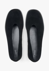 Černé semišové baleríny s kulatou špičkou a malým výřezem na nártu. Měkká vnitřní podšívka a plochá podrážka pro pohodlí.