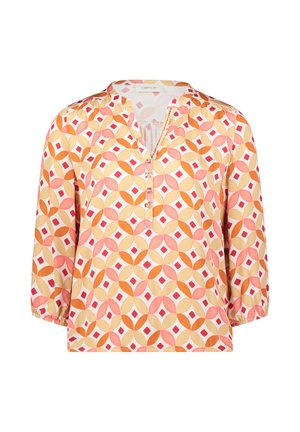 Blouse met lange mouwen in een oranje, roze en beige geometrisch patroon, ronde halslijn en drie knopen op de voorkant.