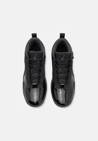 Paire de baskets montantes noires avec embouts brillants et tissu en mesh, vues de dessus sur fond blanc.