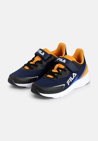 Sneakers in rete blu navy con accenti neri e rinforzo arancione. Presentano una chiusura con strap in Velcro e lacci, progettati per comfort e supporto.