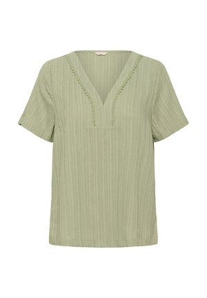 Blusa verde chiaro con maniche corte, scollatura a V e tessuto testurizzato con strisce verticali e rifiniture in pizzo lungo il colletto.