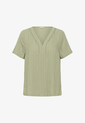 Jasnozielona bluzka z krótkimi rękawami, dekoltem w kształcie litery V oraz teksturowanym materiałem z pionowymi paskami i koronkowym wykończeniem przy dekolcie.