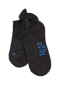Czarne skarpetki do kostek wykonane z teksturowanej tkaniny, z niebieskim napisem marki "FALKE COOLKICK" oraz szczegółami rozmiaru nadrukowanymi po bokach.