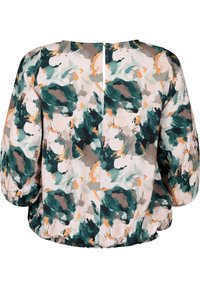 Blusa floral de tejido ligero con patrones abstractos en verde, beige y naranja, con dobladillo redondeado y mangas abullonadas.