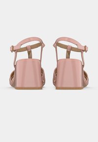 Ροζ, γυαλιστερά σανδάλια με τακούνι block από δερματίνη, με λουράκι στον αστράγαλο, που διαθέτουν υφασμένο σχέδιο και μια λεία, γυαλιστερή επιφάνεια.