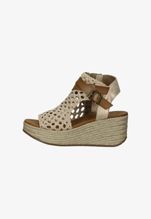 Sandali con zeppa con tomaia intrecciata beige e cinturini in pelle marrone, con suola in corda texturizzata e design open-toe.