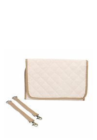 Sac en tissu beige matelassé avec des accents marron, doté de fermoirs à crochet et de deux poignées amovibles. Texture lisse avec un design à motif en losanges.