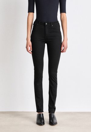 Musta slim-fit farkut, joissa on klassinen viisi-taskumalli, nappihius ja siisti viimeistely ilman näkyviä ompeleita.