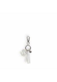 Llavero con un charm plateado brillante en forma de 'S', una borla blanca y un aro metálico. Cuenta con un broche plateado y una pequeña etiqueta redonda.