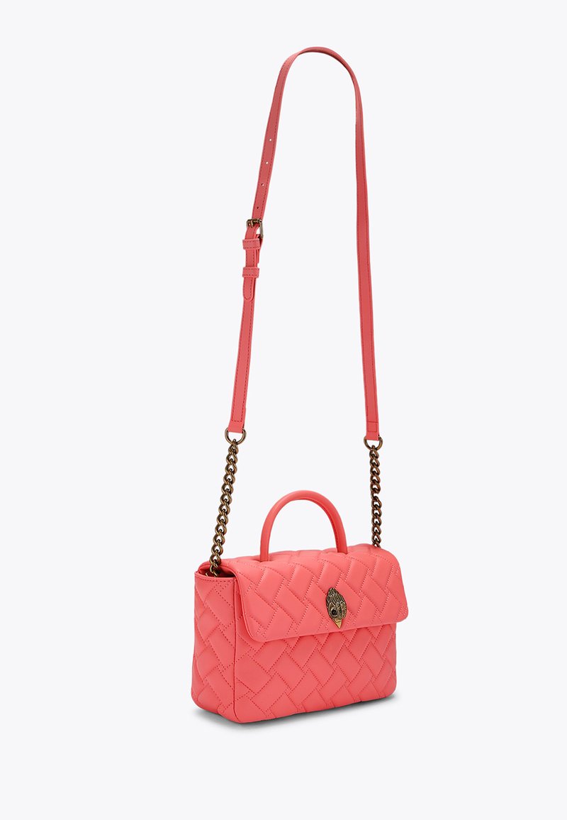 Borsa a tracolla in pelle trapuntata color corallo con manico superiore, tracolla a catena regolabile e una chiusura decorativa. Presenta una forma rettangolare strutturata.