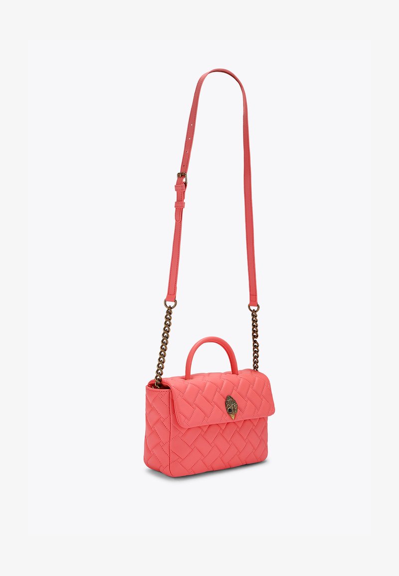 Borsa a tracolla in pelle trapuntata color corallo con manico superiore, tracolla a catena regolabile e una chiusura decorativa. Presenta una forma rettangolare strutturata.