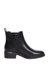 Stivali ankle neri in pelle liscia, con zip laterale, linguetta per facilitare la calzata e un tacco basso con un sottile accento dorato.