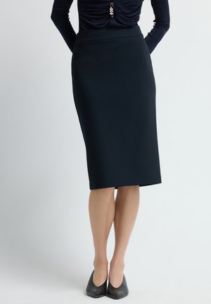 Knielange, aansluitende zwarte rok van zacht rekbaar materiaal met een gladde textuur, met een tailleband en een minimalistisch ontwerp.