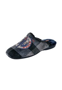 Zapatilla de casa deslizante de cuadros grises y negros con una textura suave, que presenta un parche redondo y acentos en azul contrastante en la zona del dedo del pie.