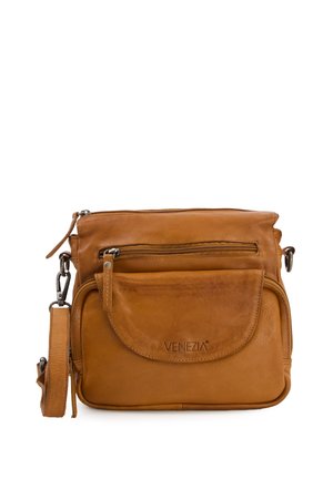 Le sac à bandoulière en cuir tan présente une fermeture éclair en haut, une poche frontale à rabat, une sangle réglable et un logo embossé. Texture lisse avec des détails subtils.