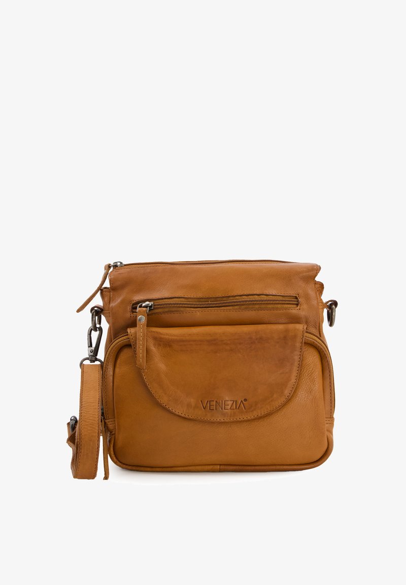 Le sac à bandoulière en cuir tan présente une fermeture éclair en haut, une poche frontale à rabat, une sangle réglable et un logo embossé. Texture lisse avec des détails subtils.