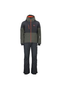 Combinaison de ski composée d'une veste noire avec des accents gris et orange, dotée de zippers et de poches, associée à un pantalon isolé assorti.