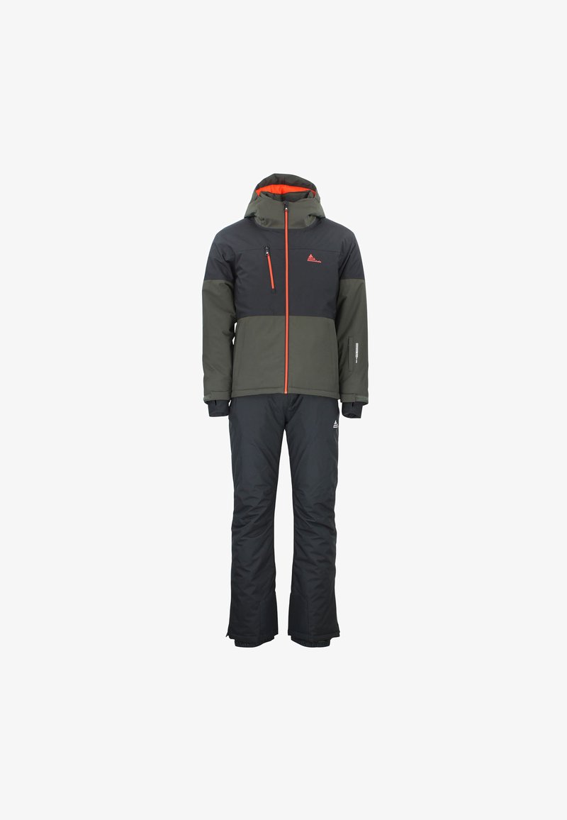 Combinaison de ski composée d'une veste noire avec des accents gris et orange, dotée de zippers et de poches, associée à un pantalon isolé assorti.