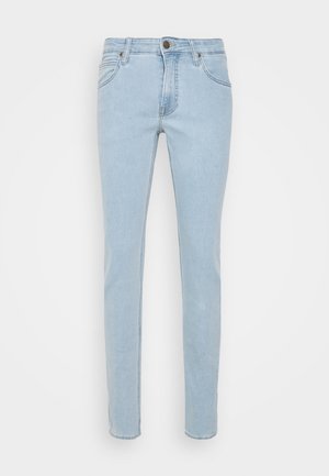 Jeans de mezclilla azul claro con corte ajustado, cinco bolsillos y cierre de botón. Presenta costuras sutiles y un diseño limpio y sin adornos.