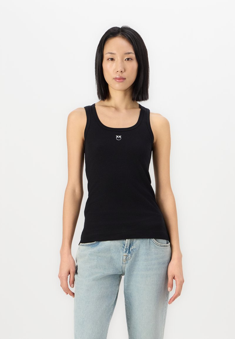 Svart ribbet tanktop med scoop-hals, brede skulderstropper og en liten logodetalj på brystet. Myk bomullsblandingsstoff.