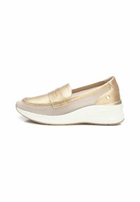 Zapatillas deslizables de malla dorada con una caja de puntera texturizada y correa acolchada. Suela blanca gruesa con una curva sutil y un pequeño detalle de logotipo en el costado.