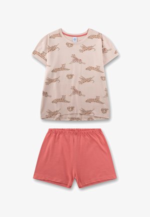 Beiges Kurzarmoberteil mit Leopardenmuster, kombiniert mit einfachen korallfarbenen Shorts mit elastischem Bund, flach liegend auf weißem Hintergrund.