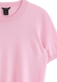 Camicetta rosa chiaro a maniche corte con scollatura rotonda, realizzata in un tessuto morbido. Presenta bordi rigati e dettagli di cucitura discreti.