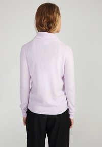 Maglione lavanda chiaro con colletto alto, maniche lunghe e cintura a coste. Texture morbida e design semplice senza motivi visibili.