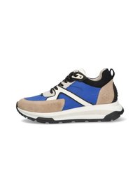 Chaussure de sport bleue et beige avec des panneaux en daim et en mesh, des lacets noirs, une semelle intermédiaire blanche et un accent à l'arrière texturé.
