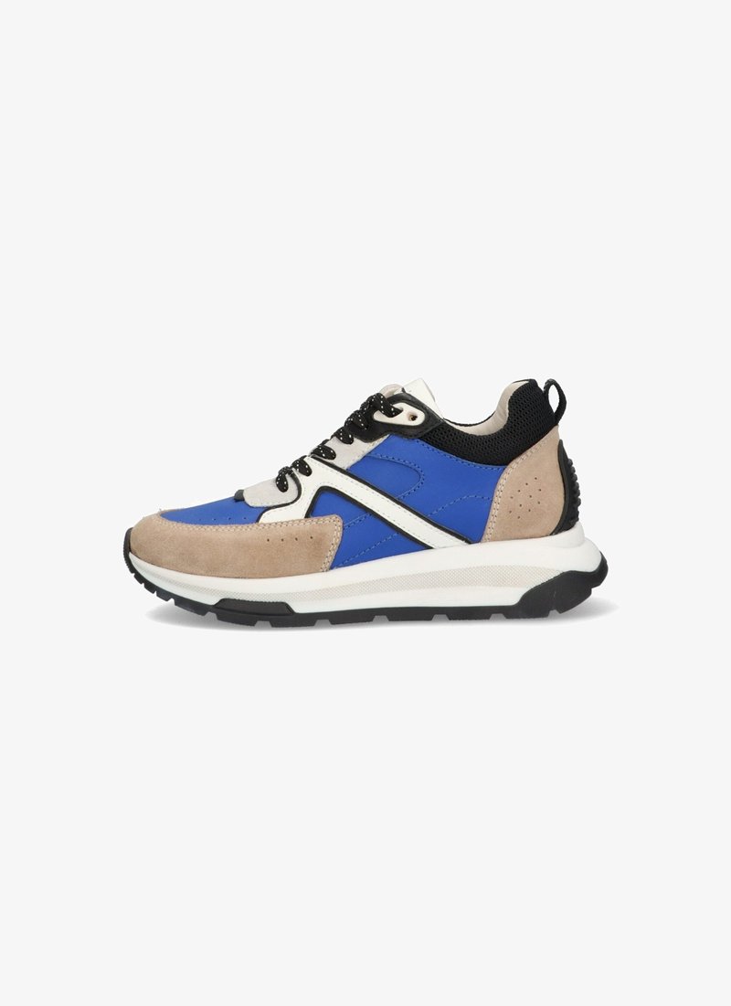 Scarpa sportiva blu e beige caratterizzata da pannelli in camoscio e mesh, lacci neri, una suola intermedia bianca e un accentuato tallone posteriore testurizzato.