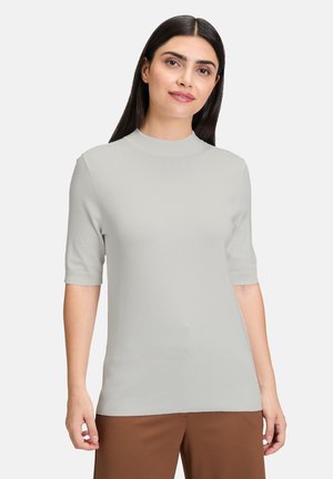 Haut gris clair à manches courtes avec un col montant, fabriqué à partir d'un tissu lisse et extensible. Présente un design ajusté et des accents côtelés.