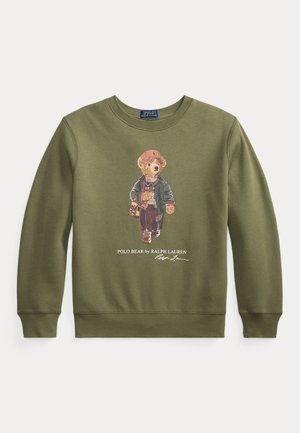 Felpa verde oliva con un orsacchiotto che indossa giacca, cappello e borsa stampati sul davanti con il testo "Polo Bear by Ralph Lauren" sotto.