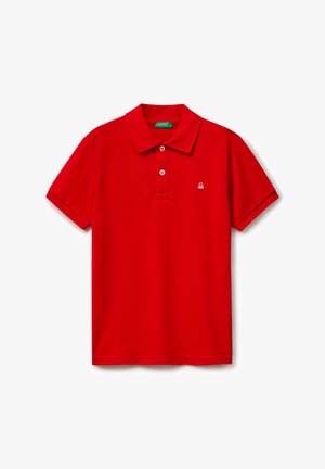 Polo rouge en coton, avec un col, une patte de boutonnage à trois boutons et un petit logo sur la poitrine gauche.