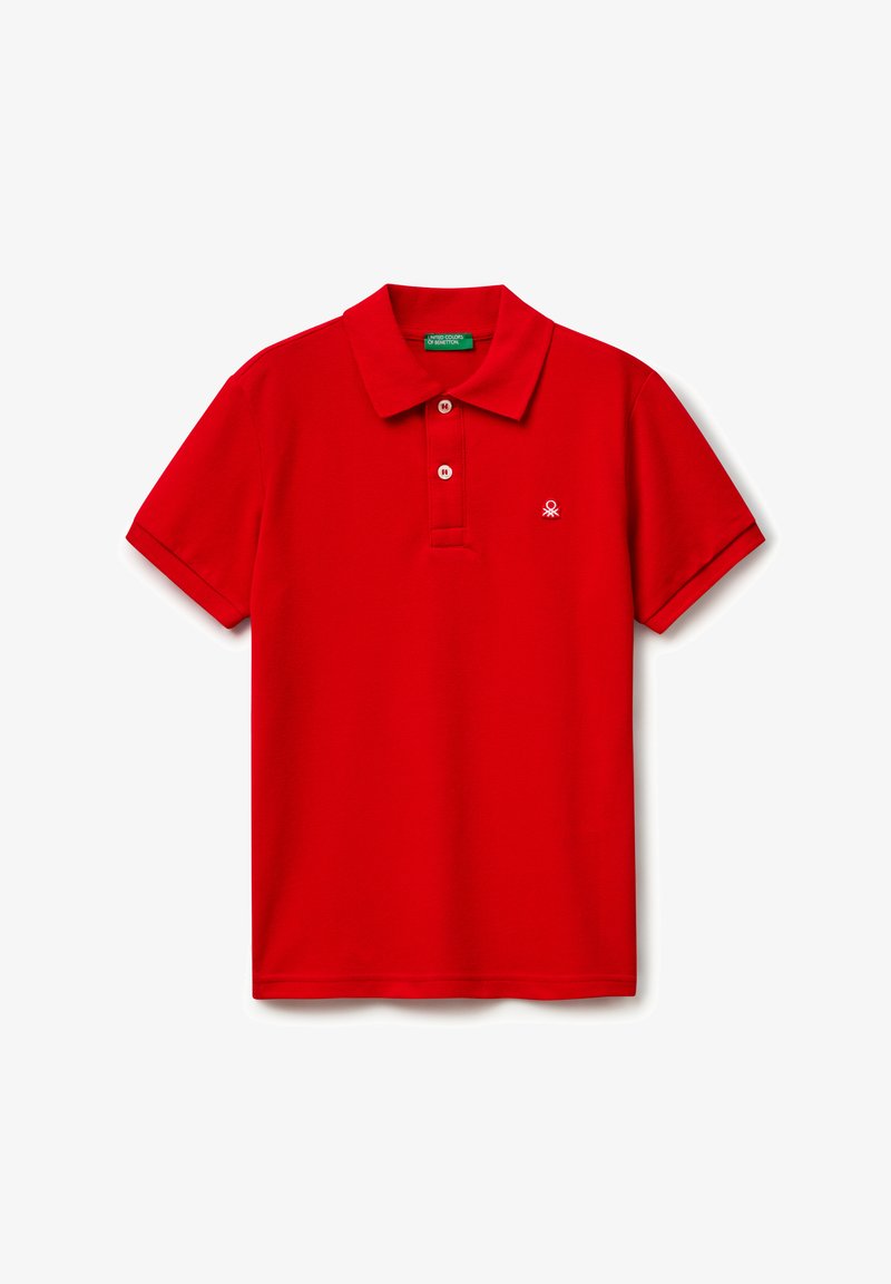 Polo rouge en coton, avec un col, une patte de boutonnage à trois boutons et un petit logo sur la poitrine gauche.